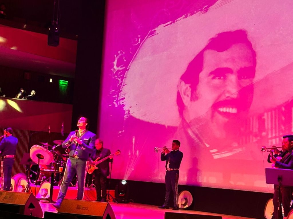Alex Fernández en concierto íntimo en El Cantoral: Homenaje a Alejandro y Vicente Fernández
