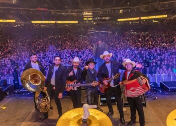 En una noche épica dominada por la distorsión y la energía del rock, Régulo Caro se convirtió en el protagonista inesperado