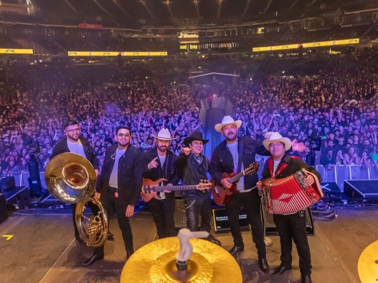 En una noche épica dominada por la distorsión y la energía del rock, Régulo Caro se convirtió en el protagonista inesperado