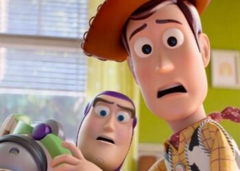 Woody y Buzz Lightyear aterrorizados ante Lilypad, la nueva villana tecnológica del tráiler de Toy Story 5 de Pixar.