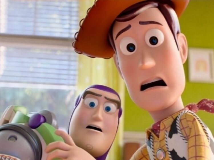 Woody y Buzz Lightyear aterrorizados ante Lilypad, la nueva villana tecnológica del tráiler de Toy Story 5 de Pixar.