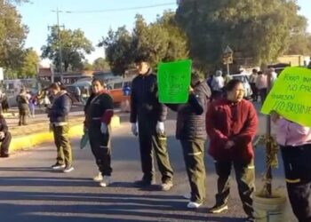 Trabajadores de limpieza bloquearon los accesos del Hospital Regional de Alta Especialidad en Ixtapaluca. AMEXI Foto Especial
