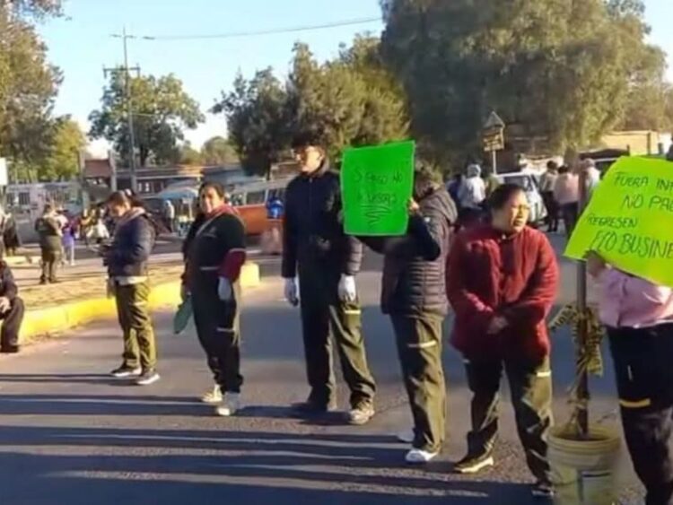 Trabajadores de limpieza bloquearon los accesos del Hospital Regional de Alta Especialidad en Ixtapaluca. AMEXI Foto Especial