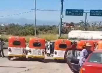 Transportistas de Totolapan bloquearon el paso en Atlatlahucan, Morelos. Foto Especial