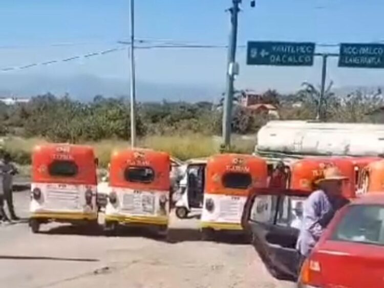 Transportistas de Totolapan bloquearon el paso en Atlatlahucan, Morelos. Foto Especial