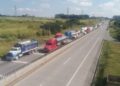 Transportistas inician acciones de bloqueo carretero en la autopista Orizaba-Puebla. Amexi Foto Ignacio Álvarez