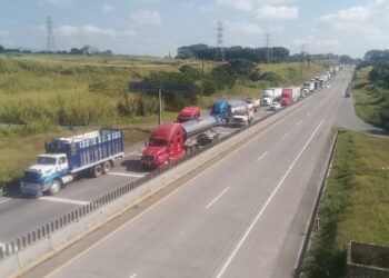 Transportistas inician acciones de bloqueo carretero en la autopista Orizaba-Puebla. Amexi Foto Ignacio Álvarez
