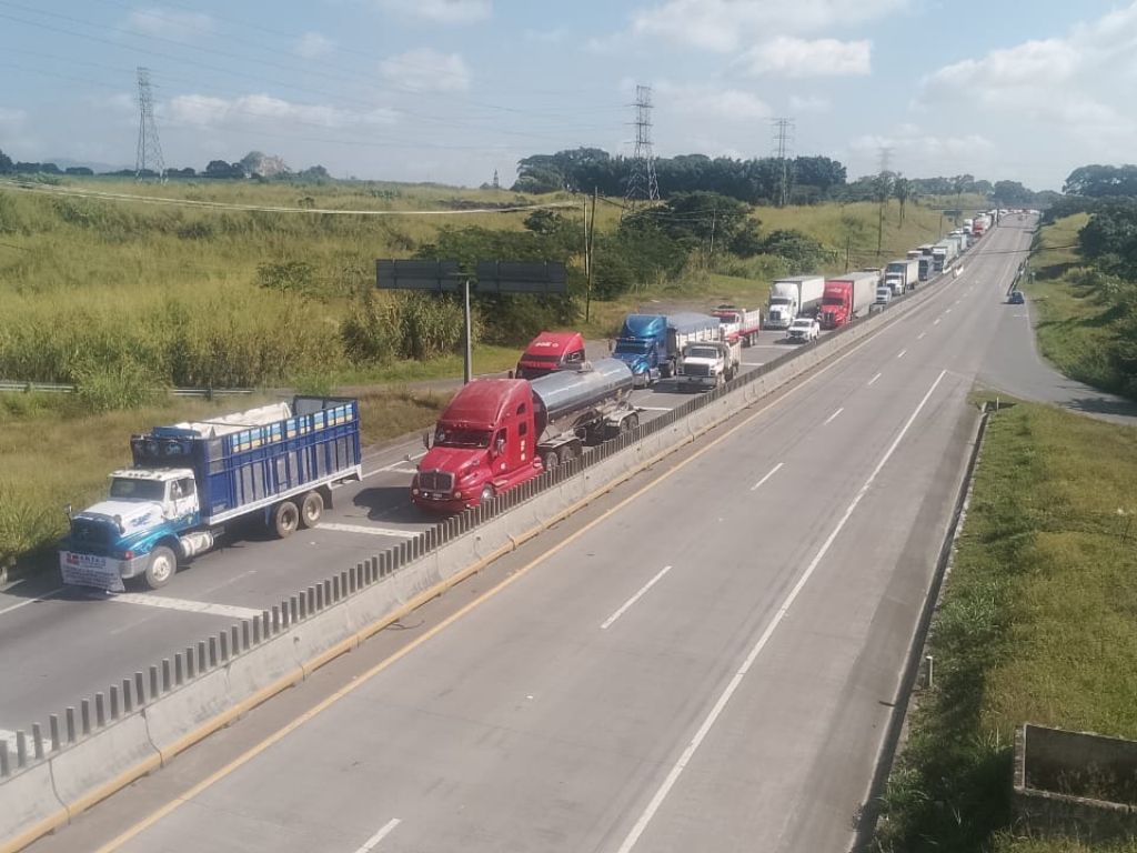 Transportistas inician acciones de bloqueo carretero en la autopista Orizaba-Puebla. Amexi Foto Ignacio Álvarez