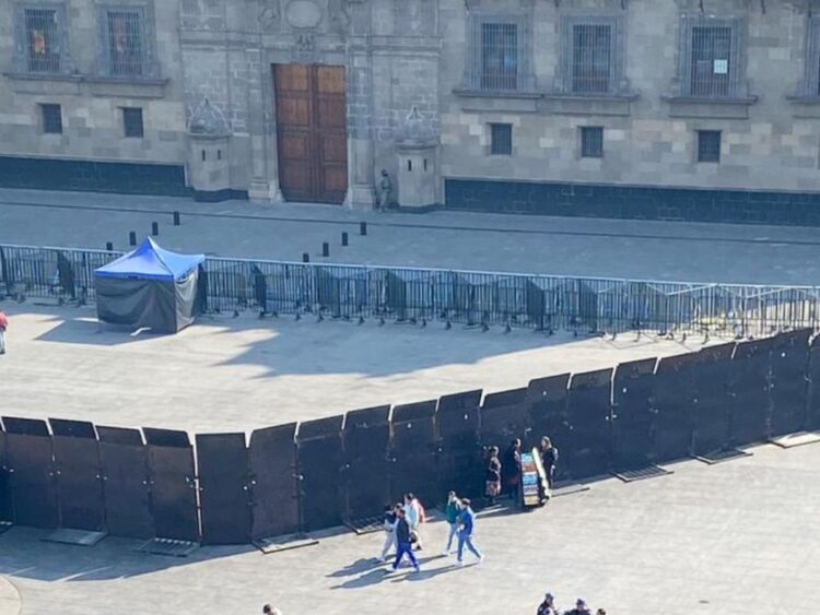 Vallas metálicas en el Zócalo, previo a la marcha de la Generación Z. AMEXI Foto La Isabel