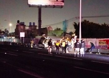 Volcadura de pipa en la México-Pachuca a la altura de Ecatepec. AMEXI