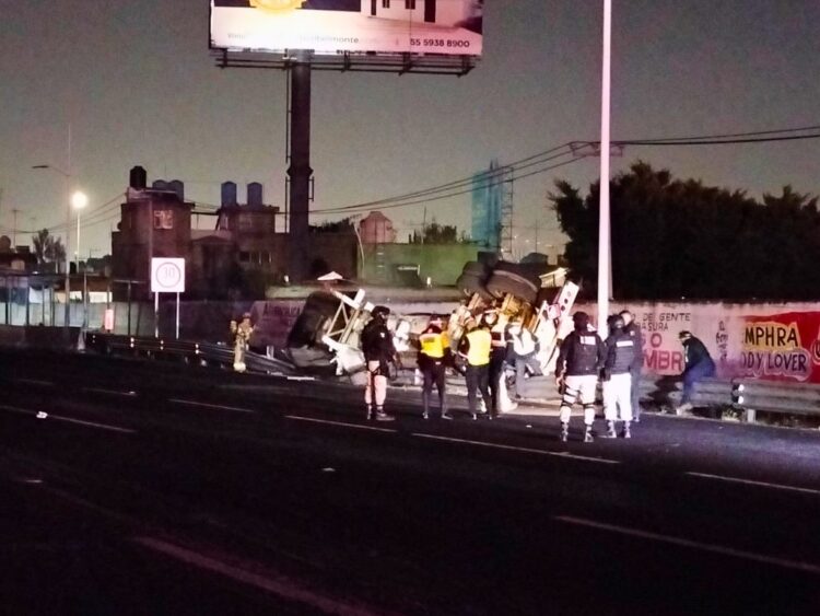 Volcadura de pipa en la México-Pachuca a la altura de Ecatepec. AMEXI