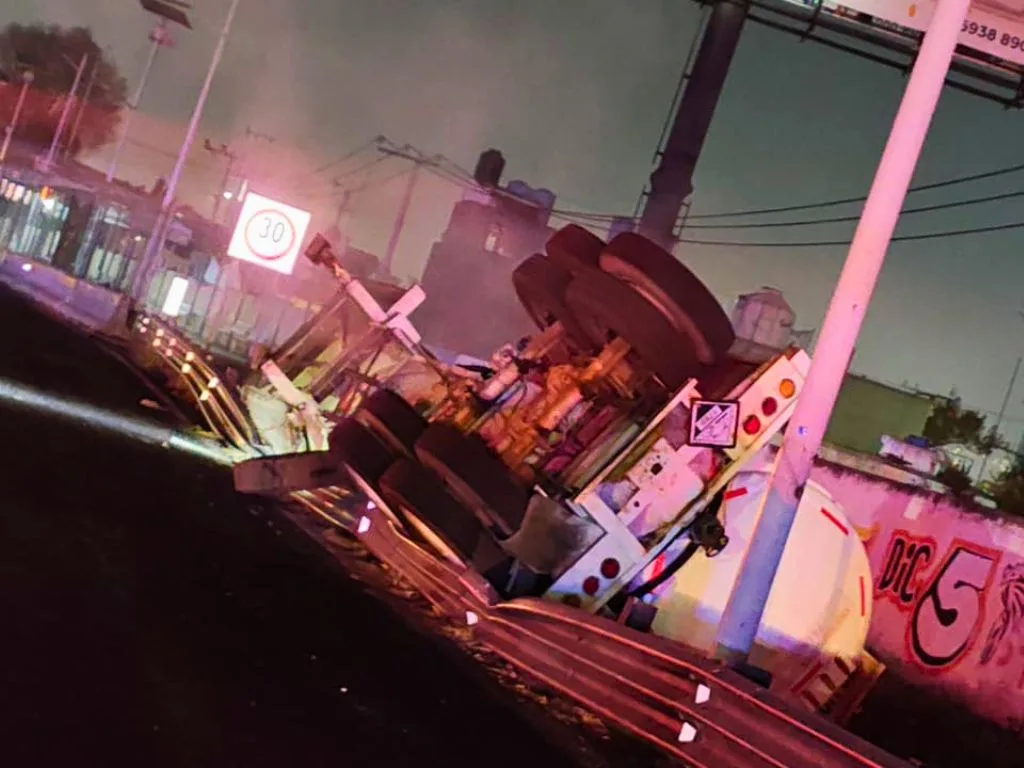 Volcadura de pipa en la México-Pachuca provoca fuga de amoniaco. AMEXI