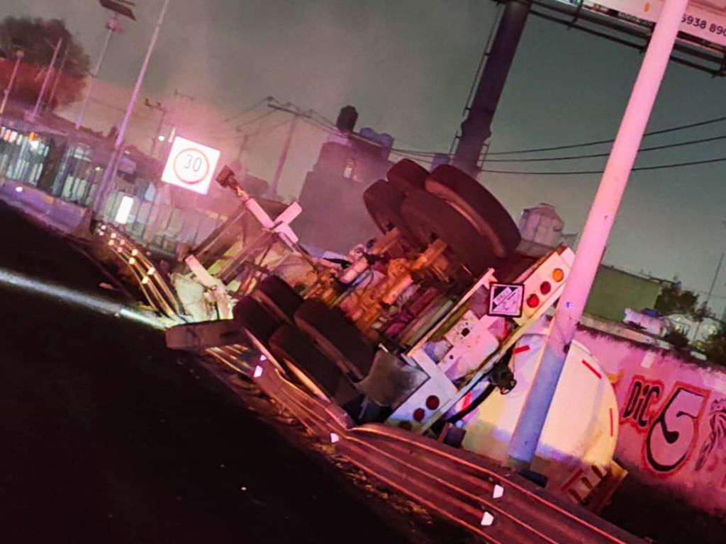 Volcadura de pipa en la México-Pachuca provoca fuga de amoniaco. AMEXI