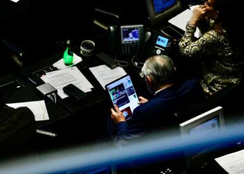 ¡Gooolazo! Reporteros gráficos captan a Adán Agusto viendo noticias deportivas en plena sesión