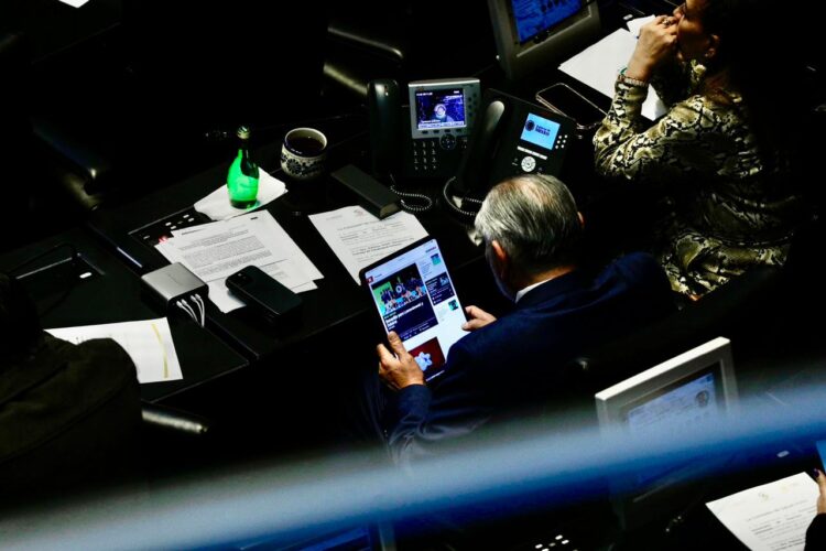 ¡Gooolazo! Reporteros gráficos captan a Adán Agusto viendo noticias deportivas en plena sesión