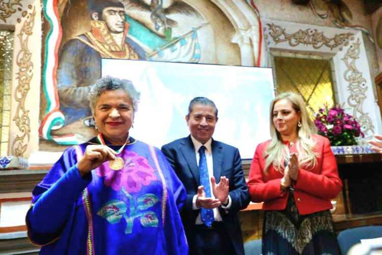 Recibe Beatriz Paredes medalla al mérito Manuel Aguilera Gómez