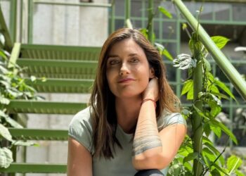 Foto de la escritora Ximena Santaolalla, quien habla sobre su novela Un jardín al fondo de la noche.
