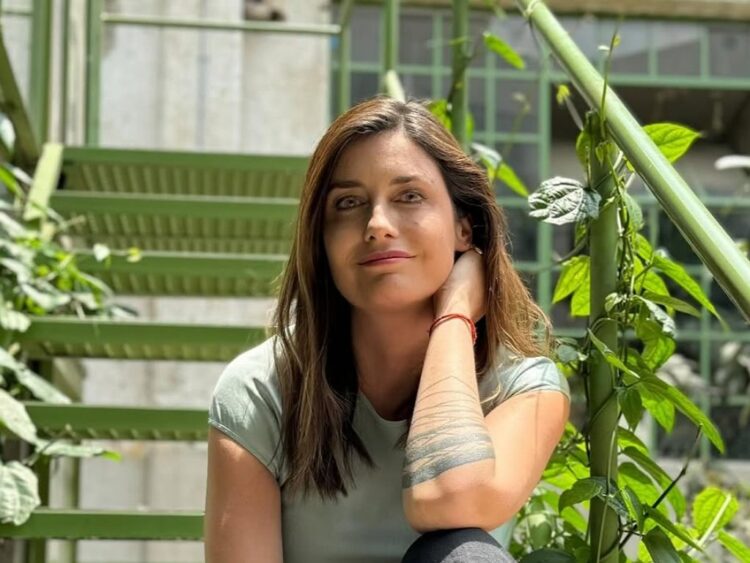 Foto de la escritora Ximena Santaolalla, quien habla sobre su novela Un jardín al fondo de la noche.