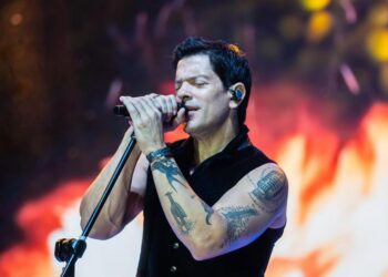 Yahir en pleno concierto, entregado ante su público mientras interpreta uno de sus éxitos