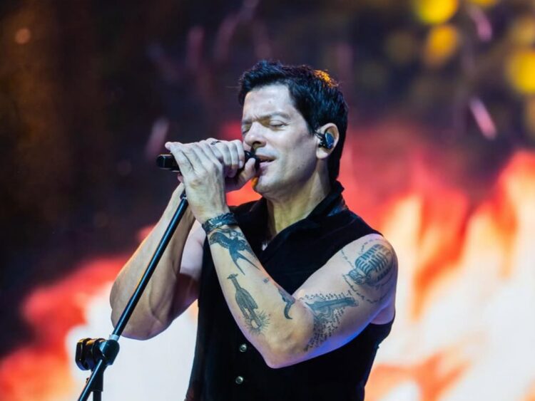 Yahir en pleno concierto, entregado ante su público mientras interpreta uno de sus éxitos