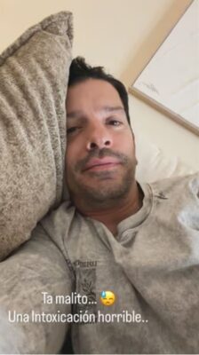 Yahir acostado en su cama tras confesar que sufre una ‘intoxicación horrible’ en redes sociales.