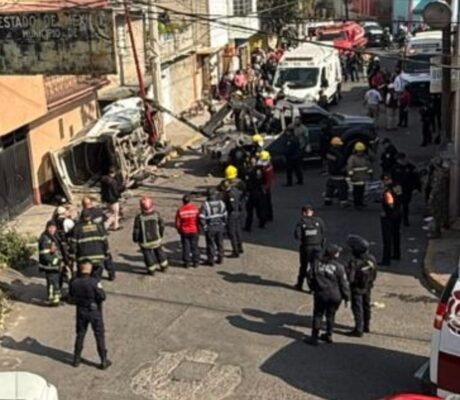 Camioneta se estrella contra vivienda en La Paz