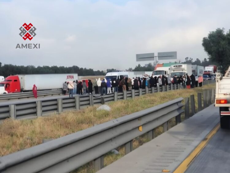 Transportistas bloquean vialidades en el Edomex por desaparición de operador