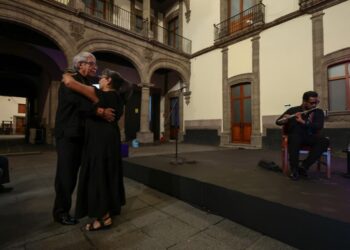 Pareja bailando danzón durante la conferencia sobre su reconocimiento como Patrimonio Cultural Inmaterial en la Ciudad de México.