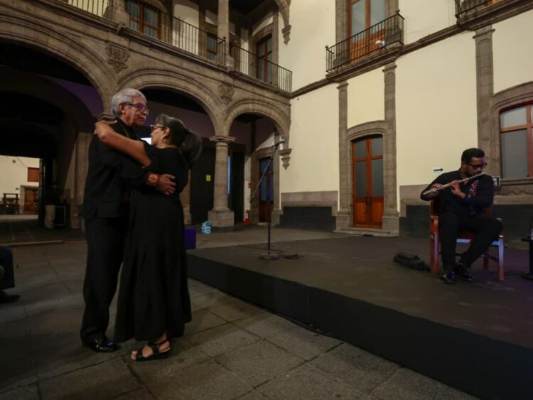 Pareja bailando danzón durante la conferencia sobre su reconocimiento como Patrimonio Cultural Inmaterial en la Ciudad de México.