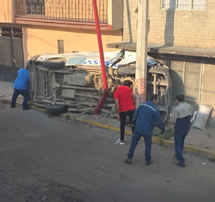 Camioneta se estrella contra vivienda en La Paz