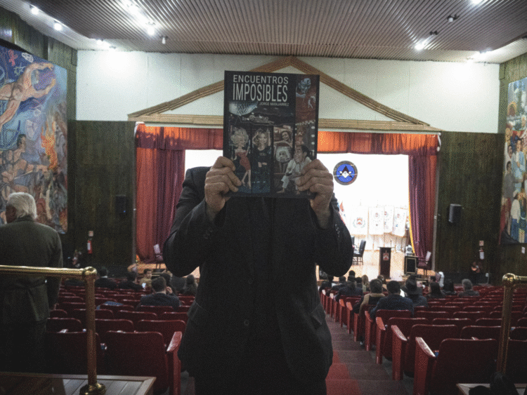 Manjarrez rompe el mármol de los ídolos: el triunfo de la caricatura y el rock