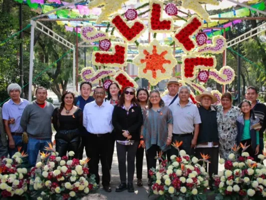 Funcionarios y artesanos durante el anuncio de la declaratoria de las portadas florales de Atlalilco como Patrimonio Cultural Inmaterial de CDMX