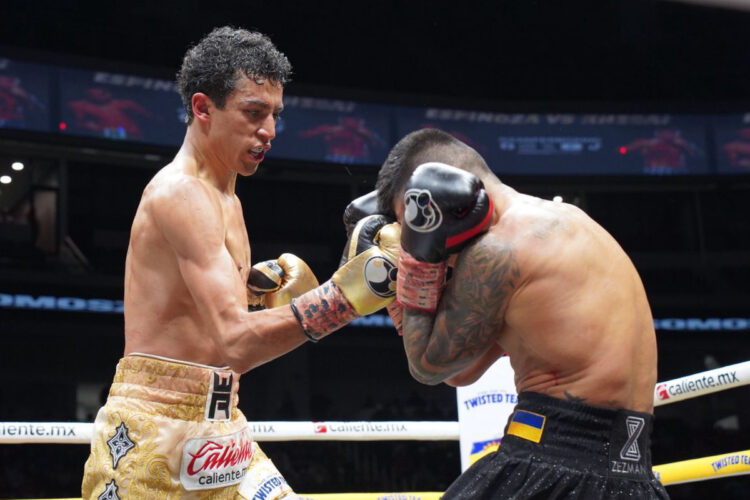 Rafael "Divino" Espinoza venció a Arnold Khegai