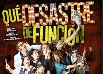 Actores de la obra “¡Qué desastre de función!” en escena, con expresiones cómicas exageradas y escenario desordenado, estrenándose el 7 de noviembre en el Teatro Jorge Negrete.