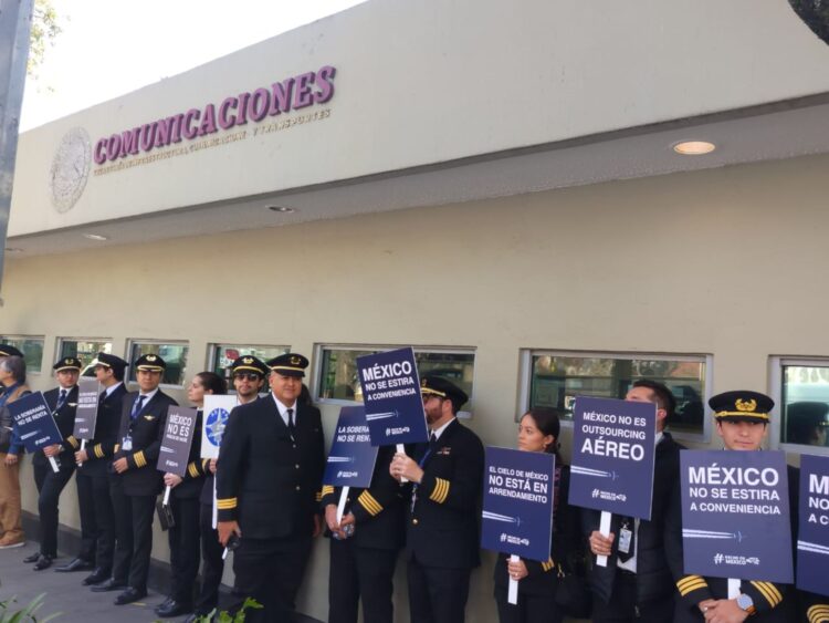 Pilotos de ASPA protestan en la SICT contra permisos para tripulaciones extranjeras en aerolíneas mexicanas.