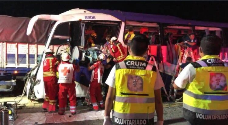Accidente de autobús con destino a Poza Rica deja un fallecido y 20 lesionados