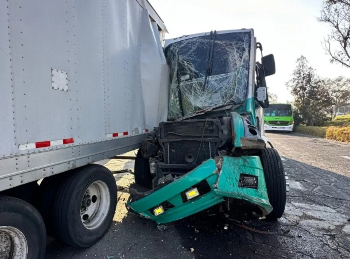 Choque entre transporte público y tráiler en Toluca