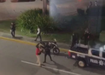 Agresión contra fotoperiodista en Veracruz puerto por policías estatales. AMEXI Foto captura de video