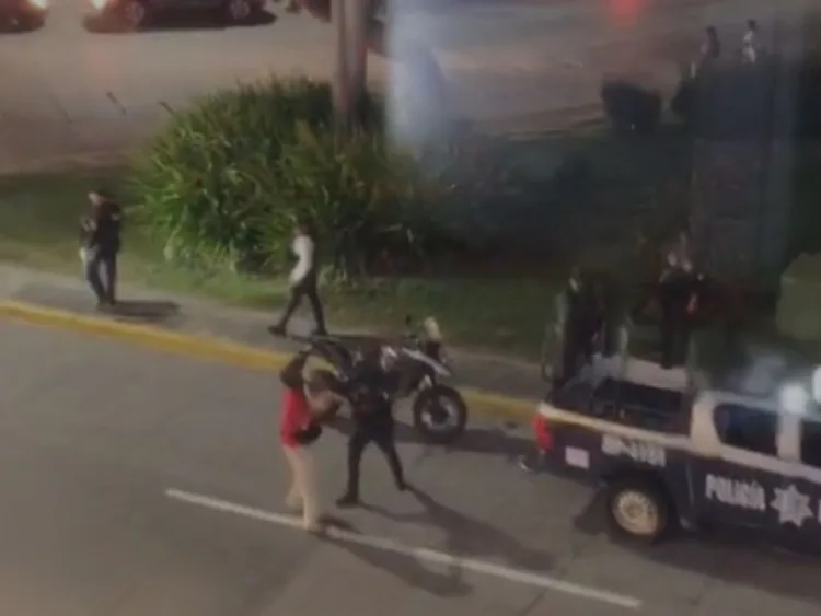 Agresión contra fotoperiodista en Veracruz puerto por policías estatales. AMEXI Foto captura de video