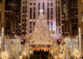 Árbol de Navidad del Rockefeller Center 2025 iluminado con miles de luces LED y la estrella de cristal Swarovski en la cima.