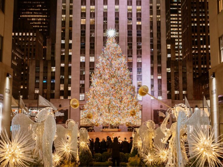Árbol de Navidad del Rockefeller Center 2025 iluminado con miles de luces LED y la estrella de cristal Swarovski en la cima.