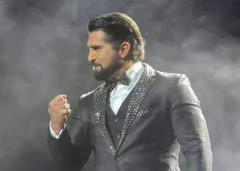 Arturo Carmona durante una entrevista con medios, hablando sobre la situación de su hija Melenie.