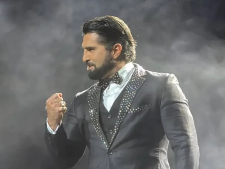 Arturo Carmona durante una entrevista con medios, hablando sobre la situación de su hija Melenie.