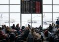 Aviones varados en aeropuerto de Nueva York por tormenta invernal de nieve en 2025.