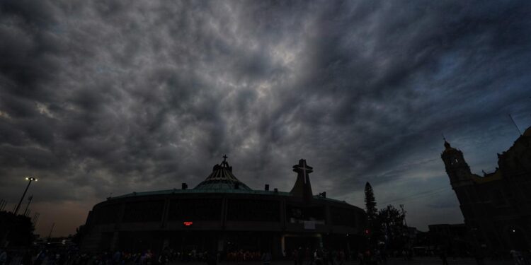 Con amor, devoción y agradecimiento, peregrinos llegan a la Basílica para orar ante la Vigen de Guadalupe