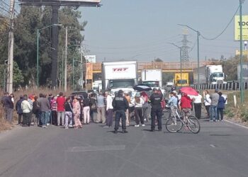 Bloquean lateral de la México-Querétaro; vecinos exigen agua potable y seguridad