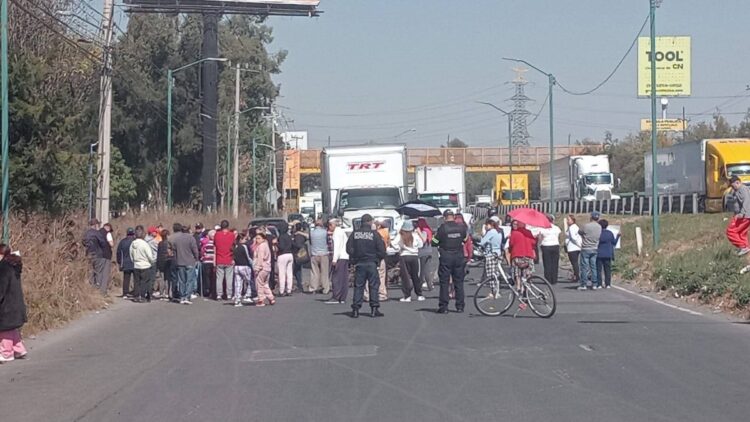 Bloquean lateral de la México-Querétaro; vecinos exigen agua potable y seguridad