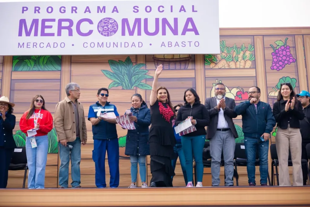 Brugada entrega vales de Mercomuna a 35 mil familias de la CDMX