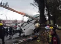 Camioneta se impacta contra poste y árbol en la carretera México-Pachuca