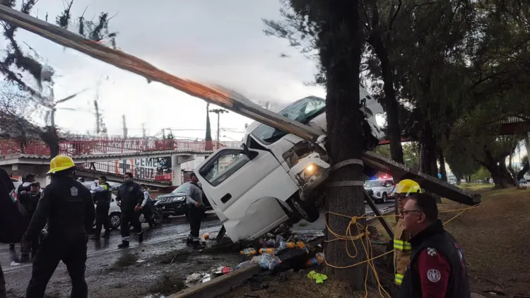 Camioneta se impacta contra poste y árbol en la carretera México-Pachuca